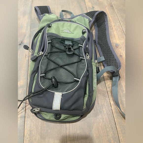 High Sierra Green & Gray Airmesh Back Lightweight Hiking Adjustable Backpack 18” - Picture 2 of 8